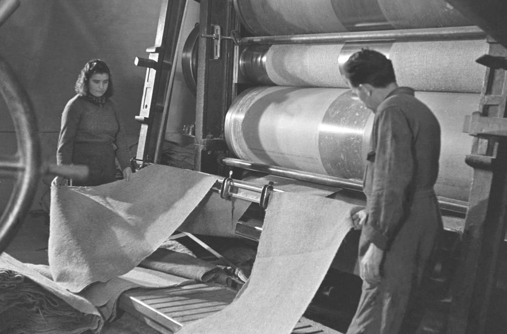 Lavorazione di succedanei della juta a Terni, 1942. Foto Attualità / Archivio Luce–Cinecittà