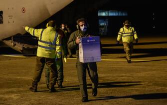 L’arrivo dei vaccini all’aereoporto di Linate