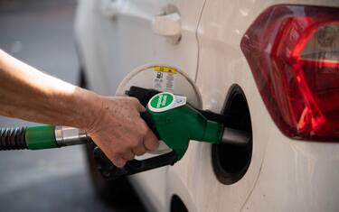 Un uomo rifornisce di benzina la propria auto ad un distributore di benzina a Roma, 11 agosto 2021.
MAURIZIO BRAMBATTI/ANSA