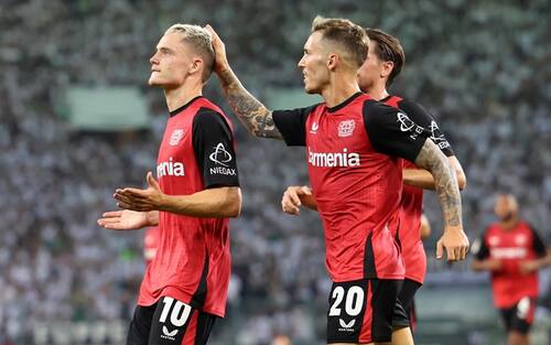 epa11562048 Florian Wirtz (L) of Leverkusen celebrates scoring the 2-0 lead during the German Bundesliga soccer match between Borussia Moenchengladbach and Bayer 04 Leverkusen in Moenchengladbach, Germany, 23 August 2024.  EPA/CHRISTOPHER NEUNDORF CONDITIONS - ATTENTION: The DFL regulations prohibit any use of photographs as image sequences and/or quasi-video.