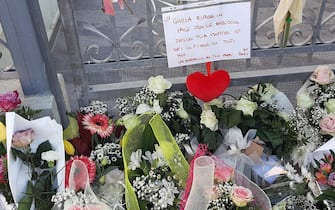 I fiori e i messaggi davanti al cancello di casa Cecchettin a Vigonovo
