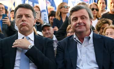 Carlo Calenda (D) con Matteo Renzi (S) durante la il comizio di chiusura della campagna elettorale di Azione-Italia Viva al Gianicolo, Roma, 23 settembre 2022.  ANSA/ETTORE FERRARI