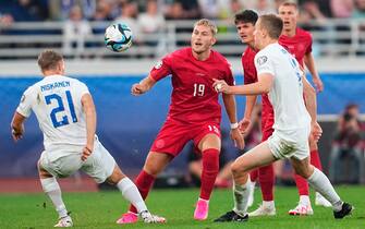 epa10853043 Finland's Ilmari Niskanen (L) and Denmark's Jonas Wind vie for the ball during the UEFA Euro 2024 qualification round match between Finland and Denmark in Helsinki, Finland, 10 September 2023.  EPA/Mads Claus Rasmussen  DENMARK OUT