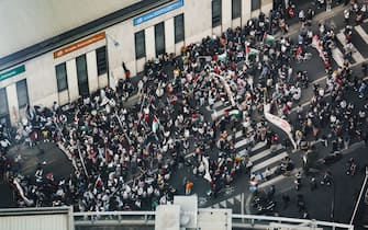 La manifestazione nazionale per la Palestina e per il cessate il fuoco a Gaza con oltre 10mila persone per le vie del centro. Nella foto: Manifestanti con bandiere e striscioni durante il corteo
