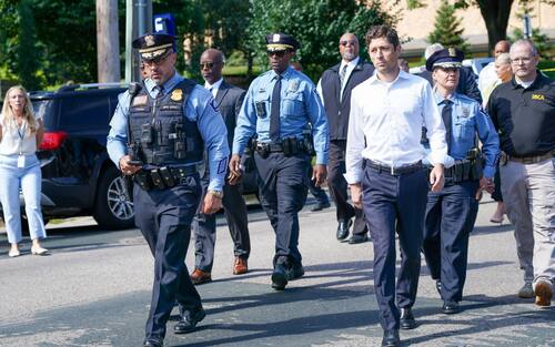 epa12327217 Minneapolis Police Chief Brian O' Hara (L) and Mayor Jacob Frey walk up to the media for a news conference after police responded to a shooting at the Annunciation Catholic School in Minneapolis, Minnesota, USA, 27 August 2025. According to police, two children and the gunman died and several were injured in the shooting at a Catholic primary school.  EPA/CRAIG LASSIG