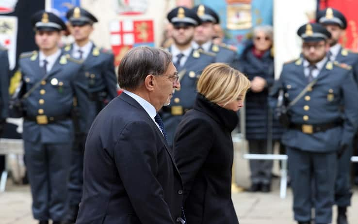 La presidente del Consiglio Giorgia Meloni arriva, accompagnata dal presidente del Senato Ignazio La Russa, a Varese, dove, nella basilica di San Vittore, si tengono i funerali di Stato dell'ex ministro dell'Interno Roberto Maroni, 25 Novembre 2022. ANSA/MATTEO BAZZI