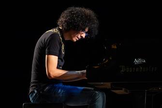 SALERNO, ITALY - AUGUST 11: Italian pianist and composer Giovanni Allevi performs live during the Giffoni Film Festival 2020 at Museo archeologico nazionale di Paestum on August 11, 2020 in Salerno, Italy. (Photo by Ivan Romano/Getty Images)