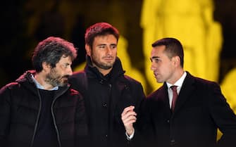 Italian 5-Star Movement's candidate for the post of the Prime Minister, Luigi Di Maio (R), with Roberto Fico (L) and Alessandro Di Battista during the closing of the electoral campaign of the M5S in Rome, Italy, 02 March 2018.
ANSA/ALESSANDRO DI MEO