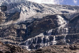 Spedizione Greenpeace e CGI su Ghiacciaio dei Forni: «Entro 2060 fino all'80% dei ghiacciai alpini rischia di scomparire, aggravando la siccità.
ANSA/GREENPEACE +++ ANSA PROVIDES ACCESS TO THIS HANDOUT PHOTO TO BE USED SOLELY TO ILLUSTRATE NEWS REPORTING OR COMMENTARY ON THE FACTS OR EVENTS DEPICTED IN THIS IMAGE; NO ARCHIVING; NO LICENSING +++ NPK