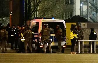 epa10512715 Armed police officers gather near the scene of a shooting in Hamburg, Germany, 09 March 2023. According to police, the shooting took place around 9 pm, killing seven people and injuring at least eight others. The gunman is believed to be among the several dead found in the building, police said.  EPA/NEWS5