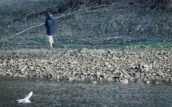 La portata del fiume Po è diminuita drasticamente per la siccità invernale formando isole e spiaggette all'altezza di piazza Vittorio Murazzi. Torino 10 febbraio 2023 ANSA/TINO ROMANO