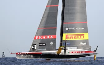 epa11608305 Luna Rossa Prada Pirelli of Italy compete against NYYC American Magic (unseen) of US on the third day of the Louis Vuitton Cup Semi-Finals within the America's Cup sailing competition, in Barcelona, Spain, 16 September 2024.  EPA/TONI ALBIR