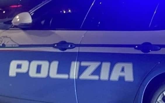 Donna trovata morta in auto a Milano, indaga la polizia