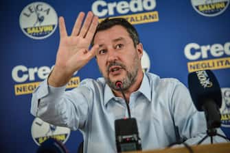 Il Segretario della Lega, Matteo Salvini, parla durante una conferenza stampa nella sede del partito in via Bellerio a Milano, 26 settembre 2022. "Una fase di riorganizzazione del movimento, puntando su sindaci e amministratori, Ã¨ fondamentale", ha detto Salvini tra le altre cose.  ANSA / Matteo Corner