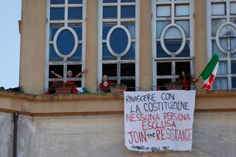 Foto Cecilia Fabiano/ LaPresse 
25 aprile 2020 Roma (Italia)
Cronaca 
Emergenza Covid 19,  festa della Liberazione , flash Mob dell&#x2019;ANPI alla Garbatella 
Nella Foto : persone dalle finestre cantano canzoni per ricordare la Resistenza 
Photo Cecilia Fabiano/LaPresse
April 25 , 2020 Rome (Italy) 
News
Covid 19 emergency , Liberation Day, ANPI flash Mob at Garbatella
In the pic :  people from the windows sing songs to remember the Italian Resistance