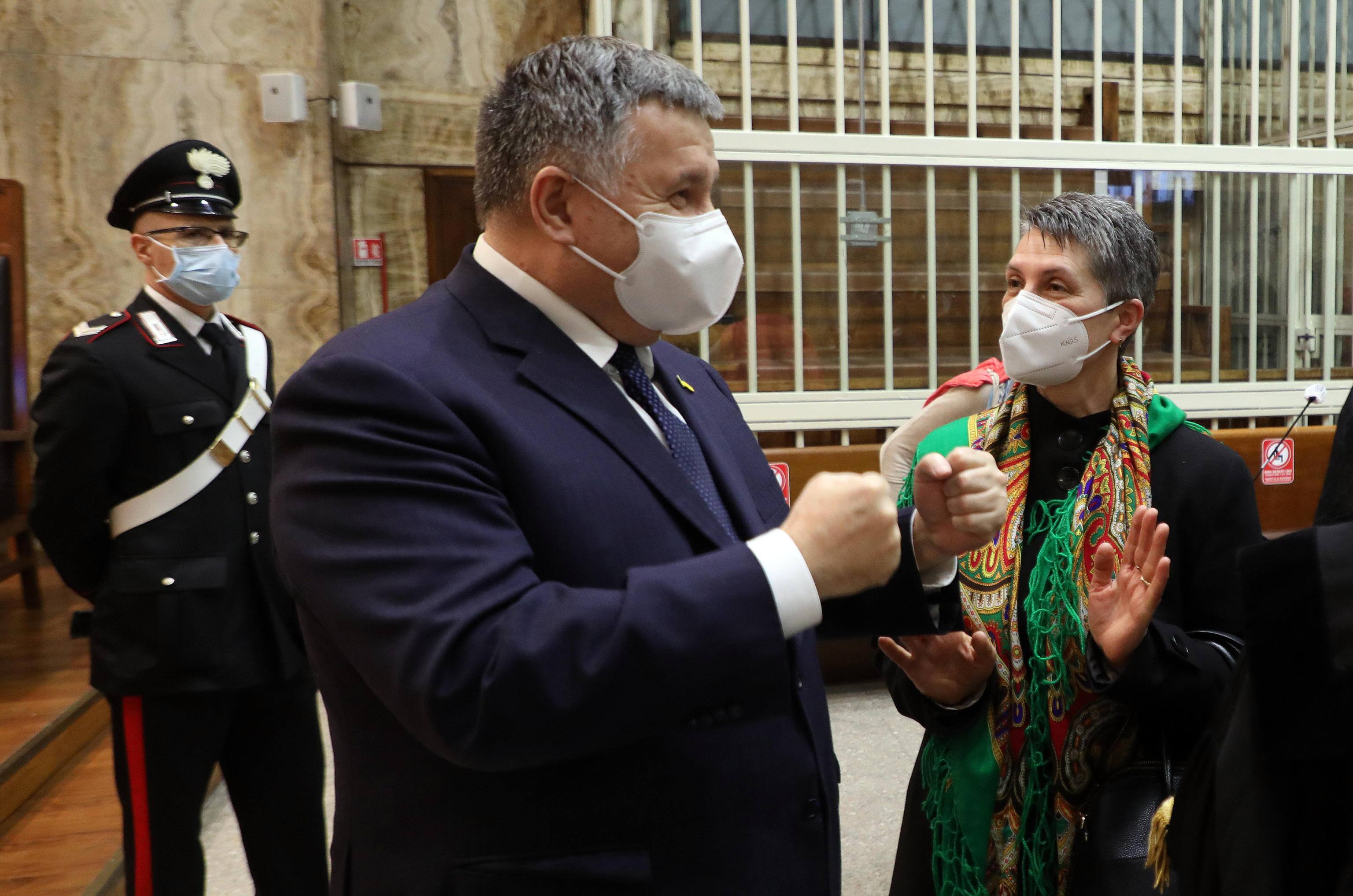 Il ministro dell'Interno Ucraino Arsen Avakov con Oksana Maksimchuk la mamma di Markiv il soldato accusato dell'uccisone del fotografo italiano Rocchelli in tribunale a Milano per la lettura della sentenza, Milano, 3 novembre  2020.
ANSA / MATTEO BAZZI