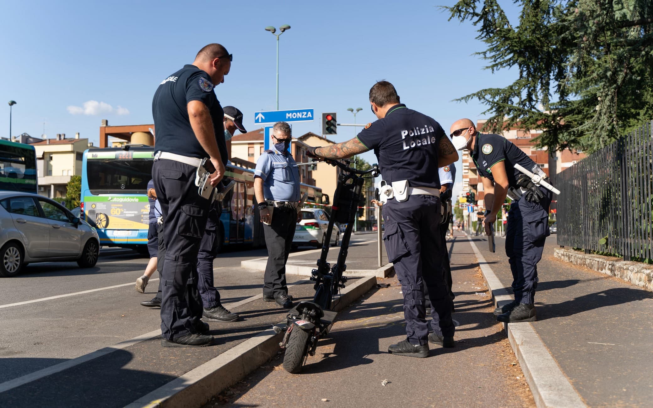 Il percorso ciclabile di viale Antonio Gramsci dove un ragazzo di 13 anni in monopattino e' caduto, Sesto San Giovanni (Milano), 30 agosto 2021. Sul posto sono accorsi i carabinieri e gli agenti della Polizia locale di Sesto che dovranno ricostruire la dinamica dell'incidente.
ANSA/ YURI LAUDADIO