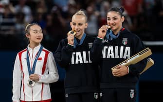 PARIS, FRANCE - AUGUST 05: Silver medal winner Yaqin Zhou of China, Gold medal winner Alice D'Amato of Italy and Bronze medal winner Manila Esposito (L-R) show their medals while women´s balance beam finale of Italy  on day ten of the Olympic Games Paris 2024 at Bercy Arena on August 05, 2024 in Paris, France. (Photo by Markus Gilliar - GES Sportfoto/Getty Images)