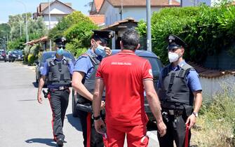 Carabinieri e operatori sanitari sul luogo della sparatoria ad Ardea, Lazio