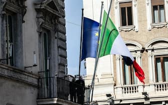L esterno di palazzo Chigi durante la riunione del consiglio dei ministri, Roma, 26 agosto 2021. ANSA / FABIO FRUSTACI