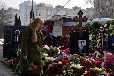 TOPSHOT - A mourner visits the grave of Russian opposition leader Alexei Navalny at the Borisovo cemetery in Moscow on March 2, 2024, the next day after Navalny's funeral. (Photo by Olga MALTSEVA / AFP) (Photo by OLGA MALTSEVA/AFP via Getty Images)