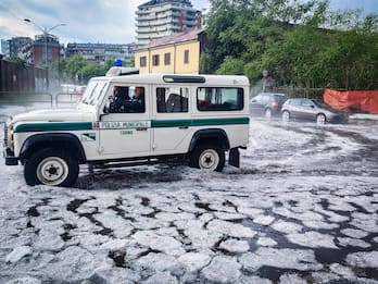 Maltempo, violenta grandinata a Torino: strade imbiancate. VIDEO