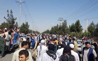 Afghanistan, cittadini in fuga dai talebani all'aeroporto