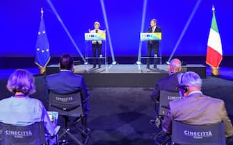 Il premier italiano Mario Draghi in conferenza stampa dopo l'incontro con la presidente della Commissione europea Ursula von der Leyen agli studi di Cinecittà a Roma