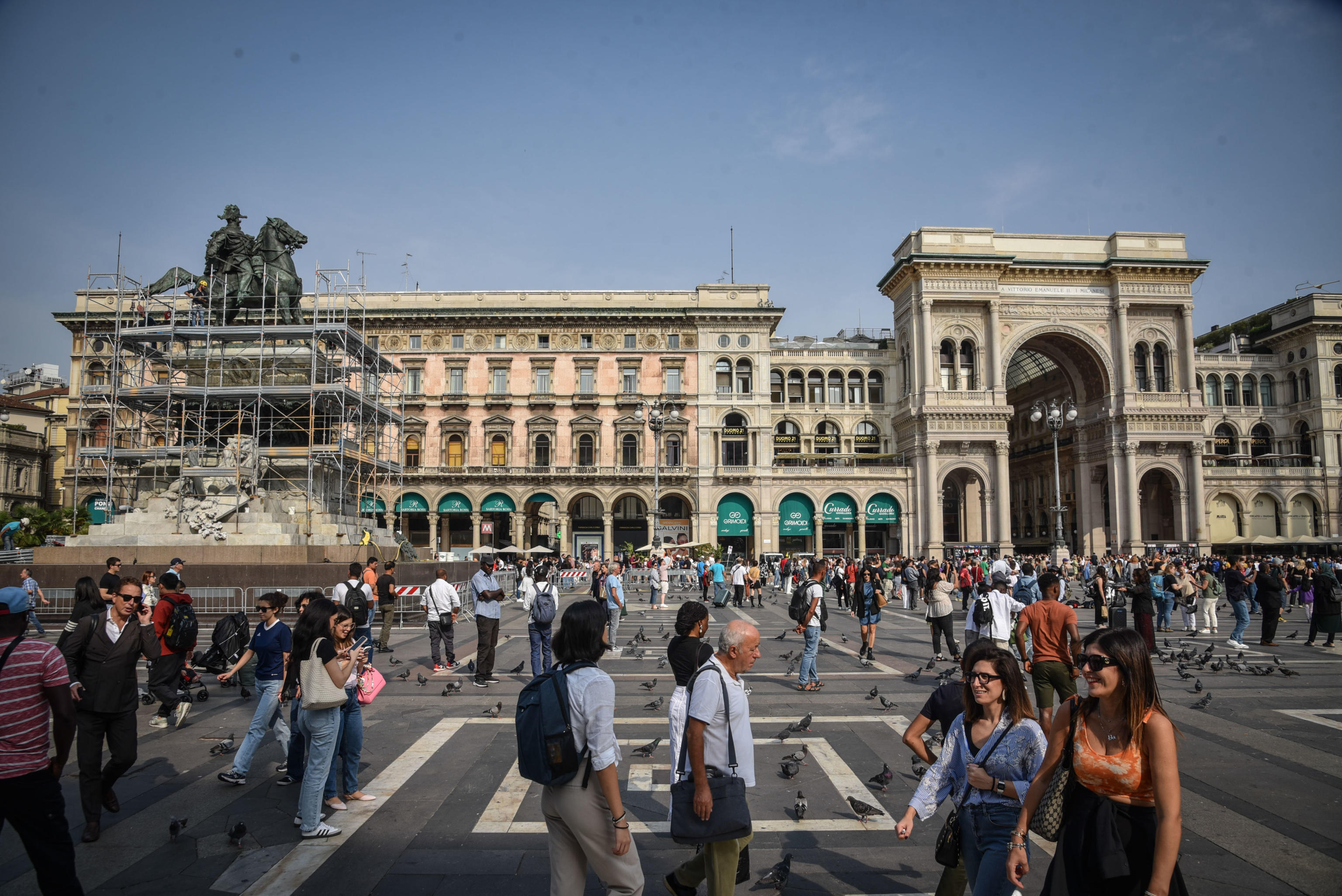 Sono stati ultimati i lavori di ripulitura della statua equestre di Vittorio Emanuele in piazza Duomo che era stata imbrattata dagli attivisti per il clima, Milano, 05 Ottobre 2023.   ANSA/MATTEO CORNER