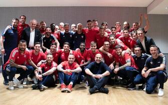 La squadra del Cagliari con uno scatto sui social ha celebrato la salvezza raggiunta