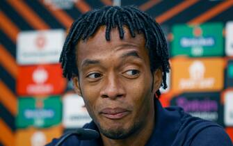 epa10634840 Juventus' Colombian midfielder Juan Cuadrado attends a presser at Sanchez Pizjuan stadium in Seville, southern Spain, 17 May 2023. Juventus FC face Sevilla FC in their UEFA Europa League semi final second leg soccer match on 18 May in Seville.  EPA/Julio Munoz