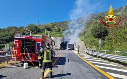  Tir a fuoco in galleria, Liguria tagliata a metà da 9 ore ++ 
Sulla A12, in corso distribuzione acqua ad automobilisti in coda