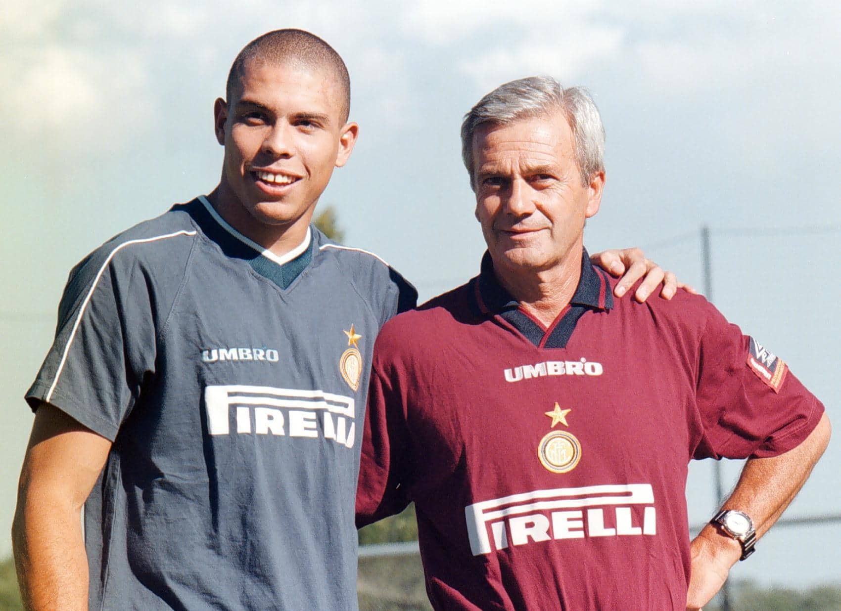 Ronaldo (S) posa con Gigi Simoni al termine del suo primo allenamento con l'Inter, in una immagine del 26 luglio 1997.
ANSA/PINO FARINACCI