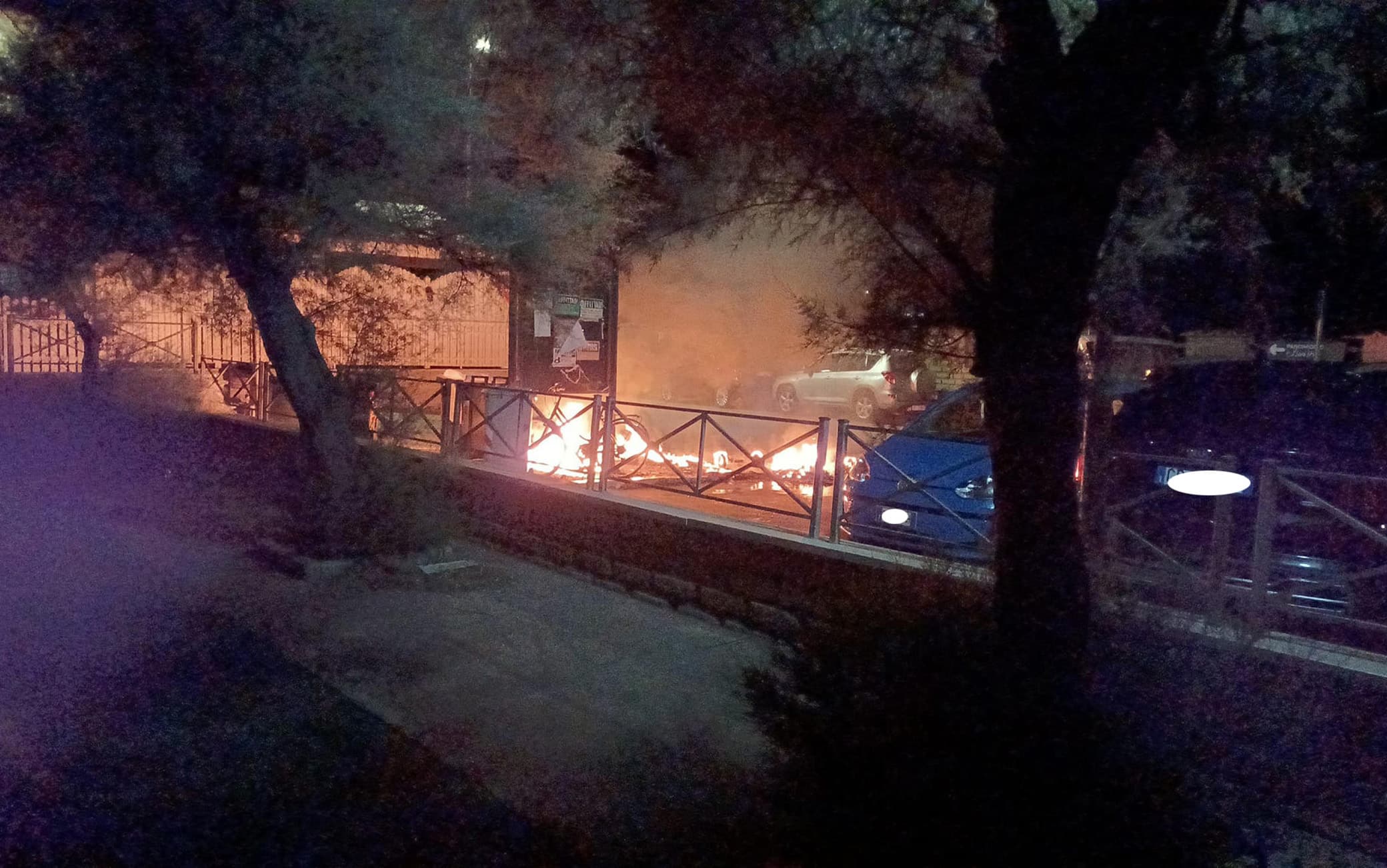 Paura nella notte a Passoscuro, dove sono divampate le fiamme in piazza Salvo D'Acquisto: un furgone ha preso fuoco, coinvolgendo una serie di auto parcheggiate nelle immediate vicinanze e l'adiacente parco adibito ai bambini. Tempestivo l'intervento dei Vigili del Fuoco e di due persone che hanno contribuito a domare le fiamme. Si indaga sulle cause del rogo, che sono ancora da accertare, ma si ipotizza che si tratti di incendio doloso. "Ennesimo atto di inciviltà - ha commentato Stefano Calandra, vicecommisssario della Lega a Fiumicino, sulla sua pagina Facebook -. Non ha prezzo l'intervento di colui che gestisce il chioschetto e di colui che distribuisce il latte facendo il giro di notte, che con i secchi colmi di acqua sono riusciti a rendere effimere le fiamme". Spero che le telecamere delle attività vicine al fatto possano aver ripreso i responsabili - conclude Calandra -. Vorrei solo rimarcare il fatto che due persone hanno messo a rischio la propria incolumità fisica. respirando il fumo nocivo. Ancora grazie!"
FACEBOOK/ STEFANO CALANDRA
+++ATTENZIONE LA FOTO NON PUO' ESSERE PUBBLICATA O RIPRODOTTA SENZA L'AUTORIZZAZIONE DELLA FONTE DI ORIGINE CUI SI RINVIA+++