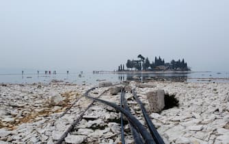 L'isola dei Conigli, a causa della siccita' che affligge il lago di Garda, si raggiunge a piedi, Manerba (Brescia), 23 febbraio 2023. 
ANSA/ FILIPPO VENEZIA