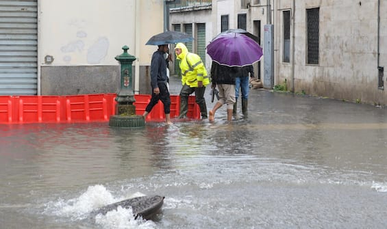maltempo milano esonda il fiume lambro evacuate le comunità nel parco