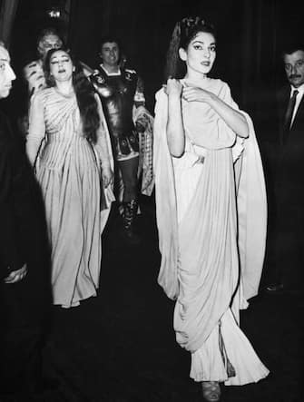 Les cantatrices Maria Callas et Miriam Perazzini et le ténor Franco Corelli, au théâtre de l'Opéra de Rome, Italie le 2 janvier 1958. (Photo by KEYSTONE-FRANCE/Gamma-Rapho via Getty Images)