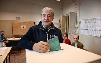 Marco Bucci candidato presidente della regione Liguria per il centro destra ha votato questa mattina accompagnato dalla moglie. Genova, 27 ottobre 2024.
ANSA/LUCA ZENNARO 