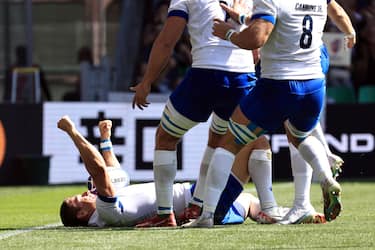 epa10850224 Paolo Garbisi of Italy celebrates with teammates after scoring a try during the Rugby World Cup Pool A match between Italy and Namibia in Saint Etienne, France, 09 September 2023.  EPA/CHRISTOPHE PETIT TESSON
