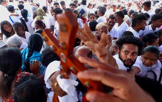Venerdì Santo in India epa12038458 Christian devotees offer special prayers as they carry crosses during a religious procession on the occasion of Good Friday at St. Francis Xavier's Cathedral in Bangalore, India, 18 April 2025. It is one of the most important religious holidays observed by Christians around the world, commemorating the crucifixion of Jesus Christ and His death at Golgotha a central event in Christian theology. EPA/JAGADEESH NV