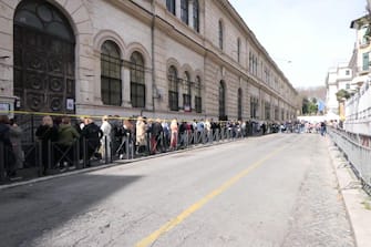 La fila al seggio elettorale n. 8118, quello dell'ambasciata russa in Italia in via Gaeta a Roma, cominciata già prima delle 12, Roma, 17 Marzo 2024. ANSA/ANGELA GENNARO