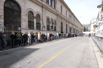 La coda all'ambasciata di roma