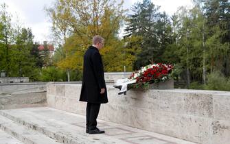 epa12082801 Latvian President Edgars Rinkevics attends the ceremony to mark the end of World War II at the Bralu Kapi (BrotherÕs Cemetery) in Riga, Latvia, 08 May 2025. People around the world mark the 80th anniversary of the end of World War II in Europe.  EPA/TOMS KALNINS
