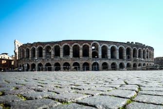 L Arena di Verona domina una Piazza Bra completamente vuota alle 11 del mattino, a seguito delle ordinanze per contenere il contagio del coronavirus (Covid-19). Verona, 24 marzo 2020ANSA/CLAUDIO MARTINELLI