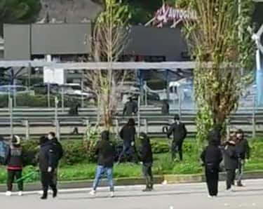 Scontri tra tifosi della Roma e del Napoli nell'area di servizio Badia al Pino, vicino Arezzo, sull'Autostrada del Sole in un'immagine tratta dal Tgr Rai Toscana: un ferito è stato portato all'ospedale di Arezzo. All'origine degli scontri, secondo quanto si apprende dalla Questura di Arezzo, l'agguato teso da un gruppo di ultrà del Napoli ai romanisti in transito per raggiungere Milano: ne è nato poi un lancio reciproco di sassi e lacrimogeni, 8 gennaio 2023. +++ TWITTER/TGR RAI TOSCANA +++ ATTENZIONE LA FOTO NON PUO' ESSERE RIPRODOTTA SENZA L'AUTORIZZAZIONE DELLA FONTE CUI SI RINVIA ++++ NPK +++