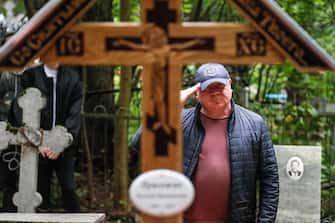 epa10828261 A man salutes as he visits the grave of PMC Wagner group founder and chief Yevgeny Prigozhin at the Porokhov cemetery in St. Petersburg, Russia, 30 August 2023. Yevgeny Prigozhin was buried on 29 August near his father's grave during a quiet ceremony at the Porokhov cemetery on the outskirts of St. Petersburg, despite heightened security at the Serafimovskoe Cemetery, where his burial was allegedly expected to take place. Russian authorities on 27 August confirmed that Prigozhin died along with nine others in the crash of an aircraft in the Tver region of Russia on 23 August 2023.  EPA/ANATOLY MALTSEV