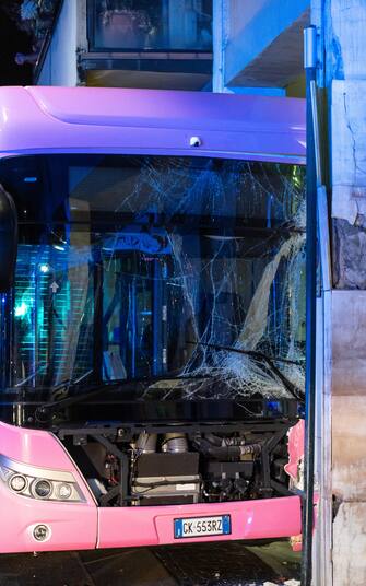 Nuovo incidente per un bus di linea a Mestre, in Via Carducci, l'autobus, un mezzo elettrico ha urtato un pilastro di un'abitazione dopo che il conducente ha perso il controllo del mezzo e ha attraversato la carreggiata, 14 ottobre 2023. Nell'incidente l'autista è rimasto ferito, mentre quattordici passeggeri avrebbero riportato contusioni lievi. 
ANSA/STRINGER