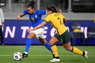 epa09546753 Marta of Brazil (L) vies for the ball against Angela Beard of Australia (R) during the international women's soccer friendly match between Australia and Brazil at CommBank Stadium in Sydney, New South Wales, Australia, 26 October 2021.  EPA/DAN HIMBRECHTS AUSTRALIA AND NEW ZEALAND OUT