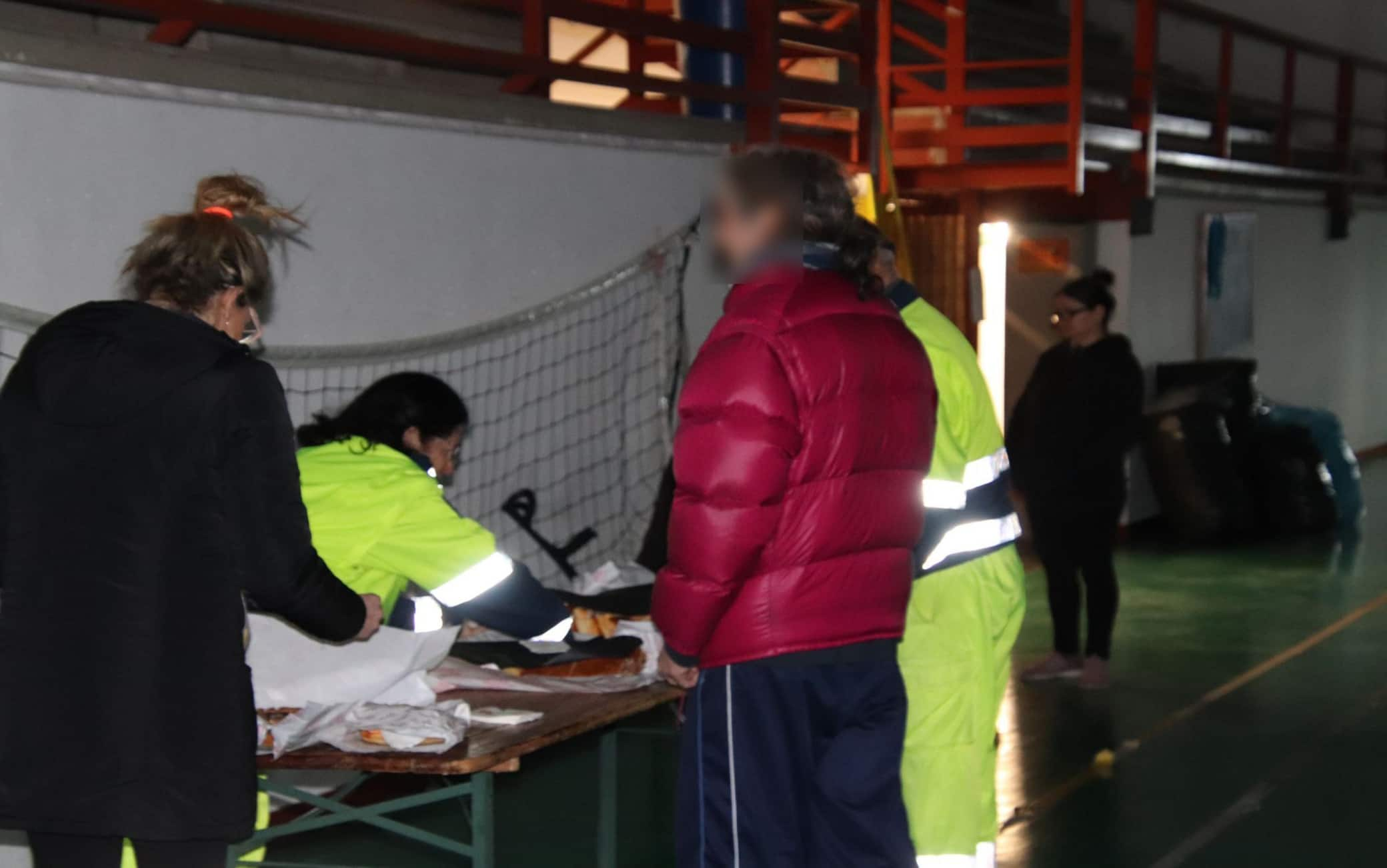 Foto sfollati terremoto di Umbertide, qui è la palestra della frazione di Pierantonio, una delle più colpite. La donna con gli occhiali è la vicesindaco di Umbertide Annalisa Mierla. Foto di Gianluigi Basilietti