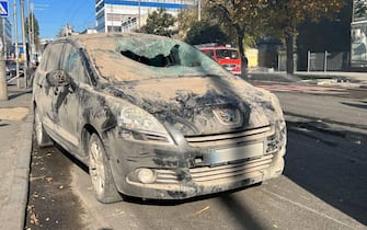 Un'auto distrutta dopo i bombardamenti a Kiev